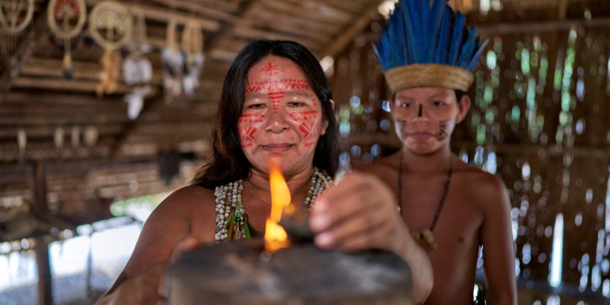 Breuvage de yagé ou ayahuasca dans un rituel chamanique amazonien, avec calebasse et environnement traditionnel