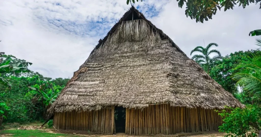 Cadre d’une cérémonie ayahuasca : maloca amazonienne éclairée, ambiance sécurisée et respectueuse