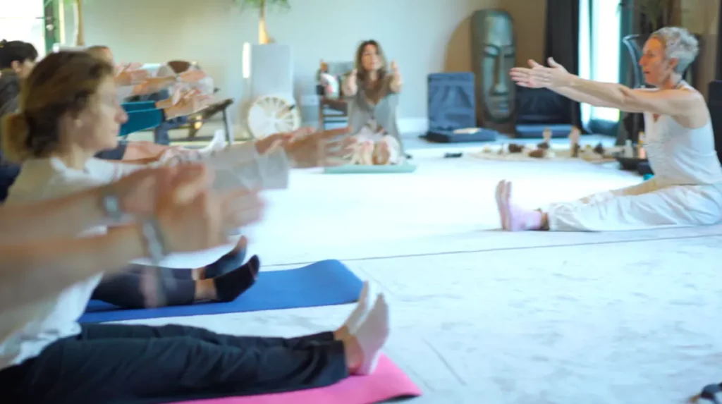 Session de yoga et méditation lors d'une retraite de psilocybine à l'Institut Renaissance