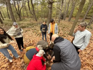 Rituel en forêt lors de la retraite psilocybine